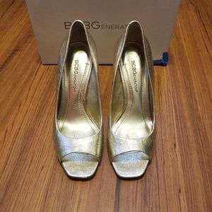 Gold heels size 6m